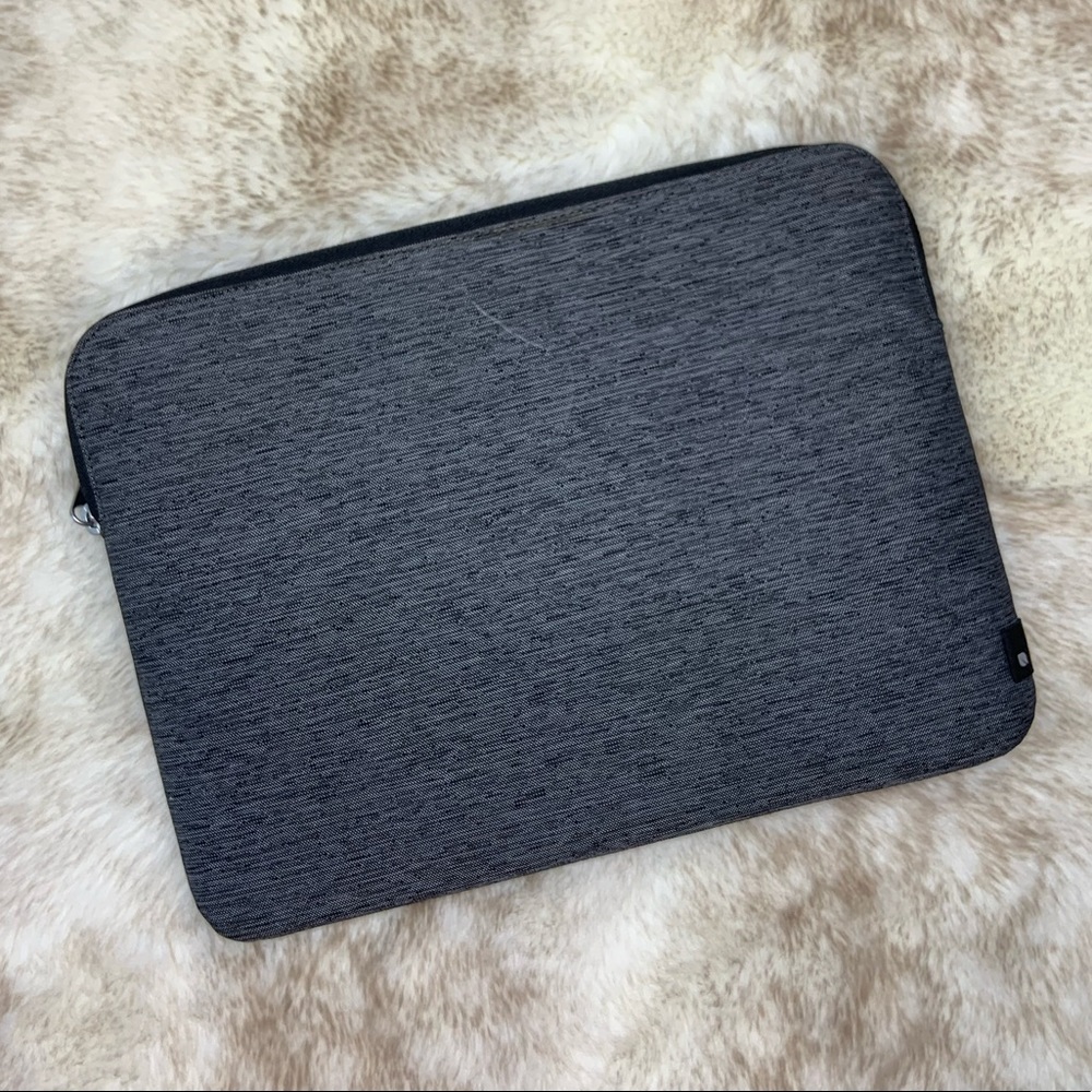 Incase 15” iPad Sleeve - Picture 2 of 6